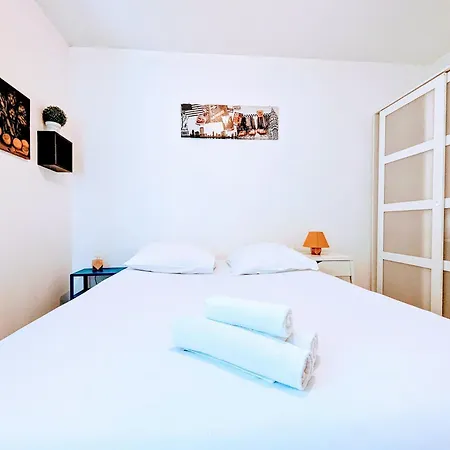 Comfortable Apart With Bar In Paris Saint-Denis-en-Margeride