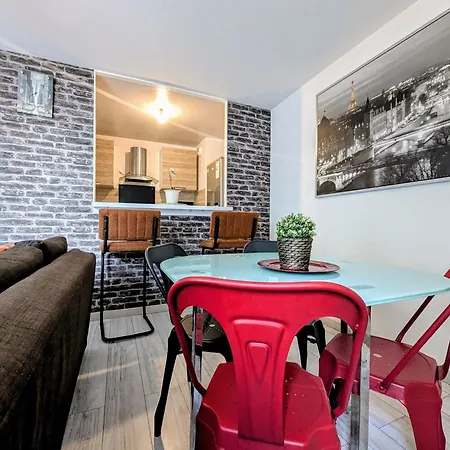 Comfortable Apart With Bar In Paris Apartamento Saint-Denis-en-Margeride